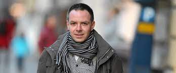 Jak zwykle u tego szczecińskiego rapera ironiczny i inteligentny kawałek, z płyty absurd i nonsens, wydanej przez asfalt records w 2007 roku. Lona Opowiada O Nowej Plycie Niebezpiecznym Nalogu I Emigracji Z Sieci