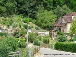 Hameau De Vau Au Pied Du Chateau De Frontenay A 5 Mn De Nos Chambres D Hotes Jura Les Maisons Fougere La Bulle A Parfums Chateau Chalon Jura Tourisme Jura