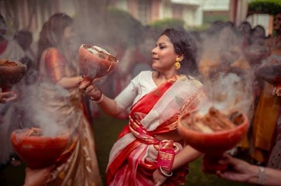 The Dhunuchi Dance is an exhilarating and devotional performance that takes  center stage during Durga Puja, adding to the festival's vibrant energy.  Typically performed on the evenings of Ashtami and Navami, this