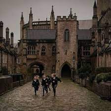 Dark Academia Aesthetic Dark Aesthetic Hogwarts Aesthetic Slytherin Aesthetic Put on a record and get out your typewriter, these 15 vegan recipes are perfect for completing your dark academia aesthetic. dark academia aesthetic dark