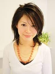 50代女性の髪型はミディアムストレートヘアがおすすめ 気になる情報 ミディアムストレートヘア 髪型 ストレートヘア