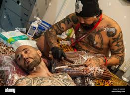 Barcelona, Spanien. 30. September 2016. Die Tattoo-Künstler Jeremy Affe  Tattoo Studio was macht ein traditionelles Tattoo-Studio mit der Technik  der Hammer während der Barcelona Tattoo Expo. Bildnachweis: Charlie  Perez/Alamy Live-Nachrichten ...