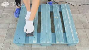 Just make a complete pallet board rolling on wheels and get a functional looks of coffee table, plan a paint or stain coat or enjoy a rustic blank look for shabby chic, urban chic, vintage and mid century inspired interiors. Vintage Style Pallet Coffee Table With Diy Video 1001 Pallets
