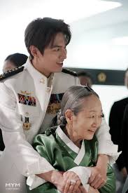 Benim burada takıldığım şey gıcık demen. Lee Minho Kim Youngok Show Sweet Chemistry On Off Set Of The King Eternal Monarch Kpopmap