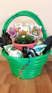 Garden Themed Silent Auction Basket Paniers Cadeaux A Theme Idees De Panier Pendaison De Cremaillere