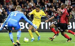 4 bek menyediakan konsistensi dalam pertahanan dan memberikan ruang bagi bek luar untuk bergerak maju saat menyerang. Sistem Bermain Sepak Bola Dengan Menggunakan Libero Adalah Sistem Masnurul