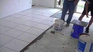 Eh oui, ce dernier ne pourra pas se poser à mains nues, ce qui pourrait vraiment être dommage. Comment Poser Du Carrelage En Interieur Youtube