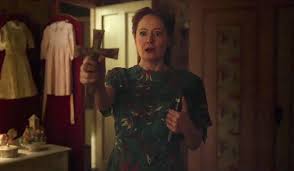 Varios años después de la trágica muerte de su niña, un muñequero y su esposa reciben a una monja ya varias niñas de un orfanato cerrado en su casa. Annabelle 2 2017 Teaser Trailer The Possessed Doll From The Conjuring Returns Filmbook
