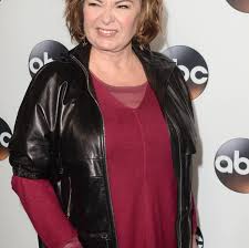 La comédienne de 65 ans était en chemin pour rejoindre son épouse. Roseanne Barr Wettert Gegen Ihren Serientod Finster Und Krank Stern De