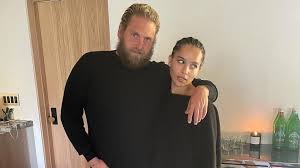 Jonah hill stars in 22 jump street hitting theaters on friday and in honor of his flick and just number four, jonah has a tattoo on his forearm that reads, nancy rules dedicated to his grandmother. Bei Einem Surfausflug Jonah Hill Zeigt Seine Brust Tattoos Promiflash De