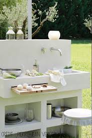 Buitenkeuken In Wit Met Een Uittrekbare Snijplank Keuken Cuisine Exterieure Cuisine Exterieur Motif De Cuisine En Plein Air
