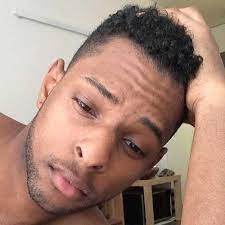Découvrez la coupe courte cheveux bouclés pour femme et homme en 49 photos. 20 Courts Boucles Coiffures Pour Black Men Coupe De Cheveux Homme