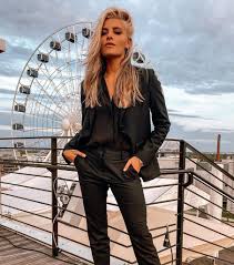 Das sehen wir bei schüttflix aber ganz. Kalender Girl Sophia Thomalla Flasht Mit Sexy Lack Outfit Promiflash De