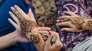 Tentang hukum merias kedua tangan dan kaki bagi para perempuan. Bahaya Di Balik Keindahan Henna Tirto Id