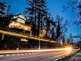 În zonă se află 325 pensiuni, 78 hoteluri, 60 vile, 36 case de oaspeți, 24 apartamente, 16 case de vacanță, 11 cabane, 7 hosteluri și 4 moteluri cu posibilitatea de cazare. Hotel Pensiunea Sidonia Calimanesti Caciulata