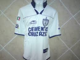 As a recognition for hernández for his loyalty, the club retired his jersey number, 11. Pachuca Weg Fussball Trikots 2000
