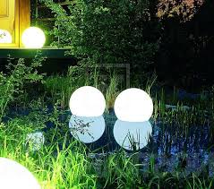 Des Lampes Solaires Jardin Moderne Archzine Fr Lampe Solaire Jardin Jardins Jardin Moderne