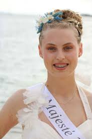 Qui est Leann LE GRUMELEC : majesté des langoustines 2025 ? « Chers  Minahouëts, je m'appelle Leann Le Grumelec, j'ai 15 ans et je suis fière de  faire partie des 3 majestés