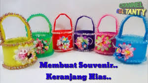Berikut ini adalah beberapa kerajinan tangan benang wol. Kerajinan Tangan Membuat Keranjang Hias Membuat Souvenir Dari Botol Bekas Ide Kreatif