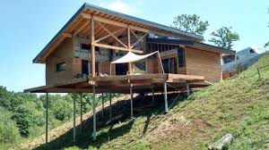 Lorsqu'on habite en pleine nature, les pilotis s'avèrent des alliés de taille pour éloigner les animaux sauvages des. Maison Individuelle Sur Terrain En Pente Techno Pieux Inc
