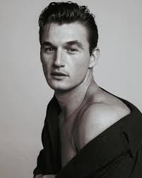 Keep it classic 🖤🤍 Great time shooting with @gabearaujo and  @nicoleellemakeup