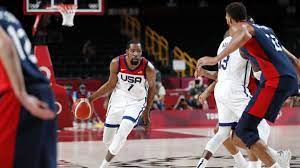 El coach de estados unidos, gregg popovich, y el alero, kevin durant, observan los segundos finales de la derrota de estados unidos ante francia en la primera ronda de los juegos olímpicos, el. 2fx Oaecd6wpwm