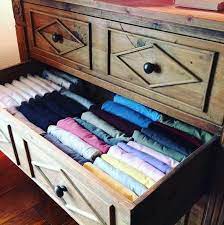 C'est tellement plus pratique au quotidien et dans le cas des vêtements, c'est un gain de temps et du. Comment Plier Ses Vetements Avec La Methode Marie Kondo Madame Figaro