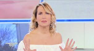 Simona tagli, raggiante, non svela però chi. Pomeriggio 5 Barbara D Urso Non Fa Il Suo Ingresso Ed E Giallo