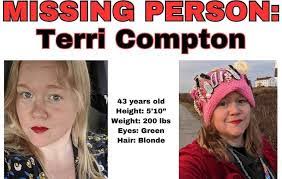 Leanne Compton's Instagram, Twitter & Facebook