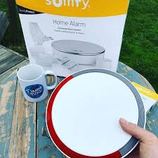La Sirene Dexterieur Somfy Home Alarme Est Juste Enorme Tres Bien Finie Cest Vraiment Un Beau Produit Qui Devrait Facilement Alarm System Home Alarm Projects