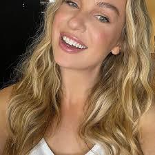 Kimberley Kern's Instagram, Twitter & Facebook