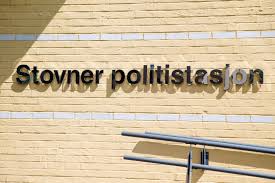 Det brenner fortsatt, men politiet melder om kontroll på en brann som spredte seg fra en boenhet til en annen i et rekkehus på stovner. Brann I To Biler I Oslo Resett