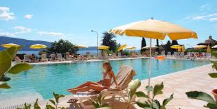 Residence Borgo Dei Limoni In Gargnano Bietet Ferienwohnungen Am Gardasee Mit Seesicht Sauna Schwimmbad Fitness Und K Ferienwohnung Gardasee Gardasee Ferien
