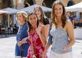 La Reina Letizia, sus hijas y Doña Sofía, de paseo por Palma con la  Princesa Leonor al volante