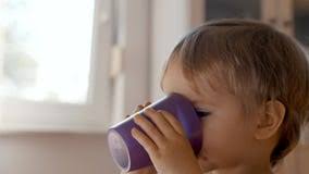 Criança Bebendo De Uma Xícara Roxa Filme