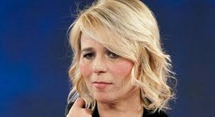 Uomini e Donne, Armando in lacrime e Maria De Filippi lo consola: «Di me  dicevano che gestivo i parcheggi di Roma...»