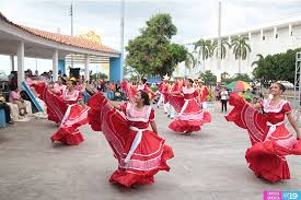 Familias disfrutan de la cultura de la Gran Sultana en Tiangues de la  Avenida Bolívar
