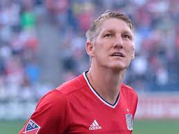 Sorana'nın babasının târgoviște'de bir dondurma fabrikası var. Chicago Bastian Schweinsteiger Dein Freund Und Helfer Reicht Radfahrer Die Hand Welt News
