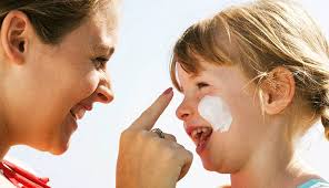 أشعة الشمس.. تعلمي كيف تحمين طفلك من أضرارها