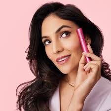 FAN-girling over Lash Love Fanorama Mascara because it's here to stay. 😍  The unique zig-zag silicone bristles lift and separate to give each lash  some love! Contact your Mary Kay Independent Beauty