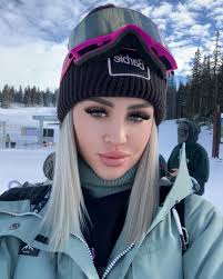hot but cold . . . . . . . . . . #snowboarding #snow #winter #boarding  #barbie #picoftheday #photooftheday #snowboardgirl #shorthair  #capitasnowboards