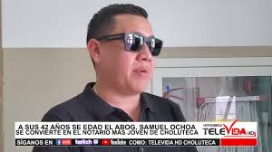 A SUS 42 AÑOS SE EDAD EL ABOGADO SAMUEL OCHOA SE CONVIERTE EN EL NOTARIO  MÁS JOVEN DE CHOLUTECA