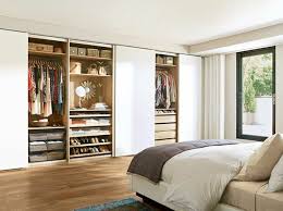 Comment Amenager Un Dressing Pratique Et Ranger Les Vetements Avec Style Archzine Fr Amenagement Placard Chambre Chambre Moderne Placard Chambre A Coucher