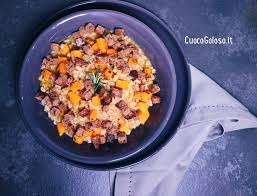 Conditelo con un giro di olio d'oliva e create con per scoprire altre facili ricette con la zucca basta leggere il nostro articolo ricette con la zucca: Zuppa Cremosa Di Farro Zucca E Rosmarino