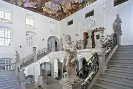 Ein fahrstuhl und ein treppenhaus ergeben zwei ausgänge. Treppenhaus