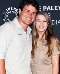 She's 17 & i feel old as hell, but the fact she's continuing the work her father did is heartwarming ^_^. Bindi Irwin And Chandler Powell Reveal They Re Having A Baby Girl You Are Our World Gma