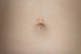 Ohne erlaubnis darf man es erst ab 18 jahren machen , auch noch mit 16 braucht man eine erlaubnis, da man noch nicht volljährig ist.also falls müssten deine eltern was unterschreiben und dann dürftest du mit 15 jahren einen machen, es gibt auch paar piercer die eine ausnahme machen und es schon mit 14. Chamy At Be Happy Be Charming Bauchnabelpiercing Erfahrung Rauswachsen Tipps