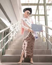 Belahan di bagian belakang rok ini biasanya di buat untuk rok jenis span, untuk lebih melonggarkan pengguna nya saat berjalan 7 Model Rok Batik Panjang Simpel Untuk Hijaber Womantalk
