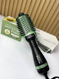Te levantas tarde y tu cabello parece tener vida propia? 😩 Este Cepillo de  Aguacate 2-en-1 seca y alisa al mismo tiempo, así no pierdes tiempo con  secador + plancha. En minutos
