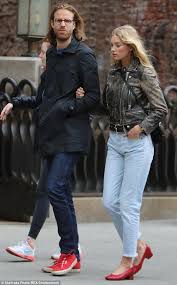 They've been together since 2015. Victoria S Secret Angel Elsa Hosk Works Out As She Pedals Around Ny Model Street Style Elsa Hosk Style Street Outfit